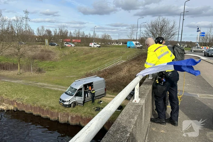 Duikinzet arrestatieteam in kanaal