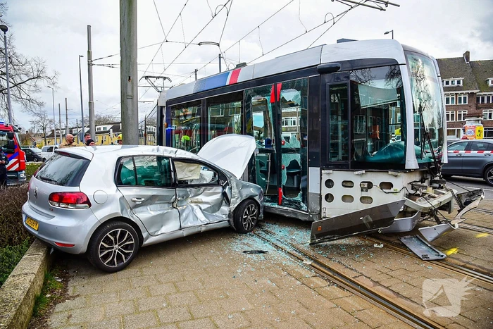 Gewonden en schade na aanrijding met tram