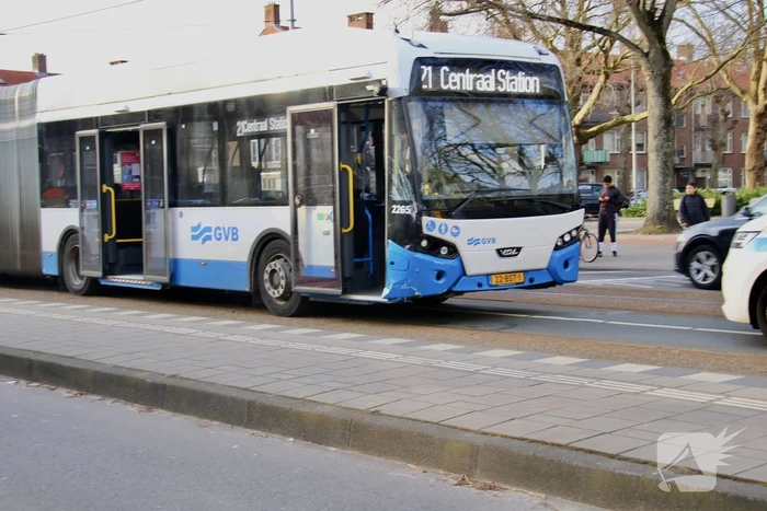 Schade bij ongeval tussen lijnbus en personenauto