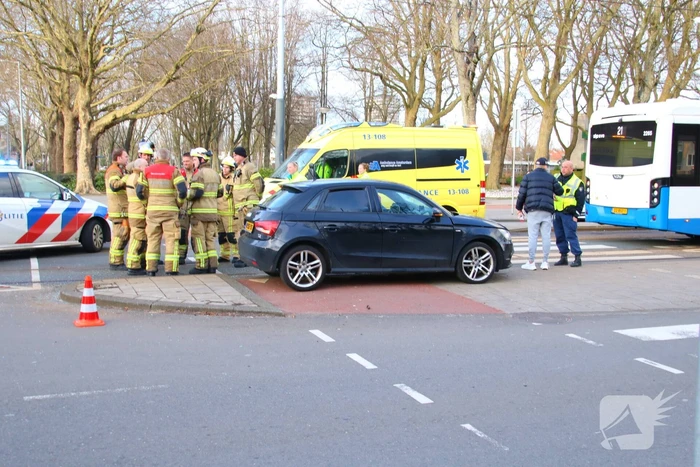 Schade bij ongeval tussen lijnbus en personenauto