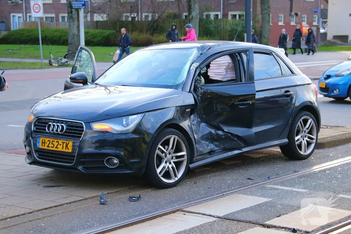 Schade bij ongeval tussen lijnbus en personenauto