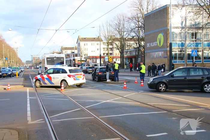 Schade bij ongeval tussen lijnbus en personenauto