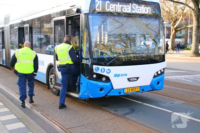 Schade bij ongeval tussen lijnbus en personenauto