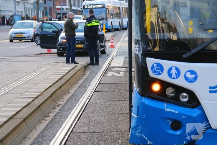 Schade bij ongeval tussen lijnbus en personenauto