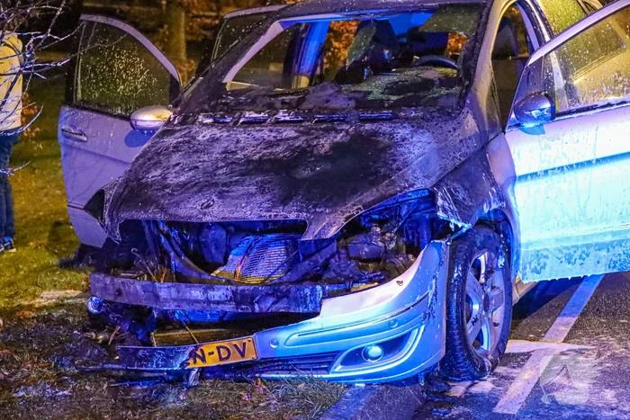 Auto vliegt in brand tijdens rijden