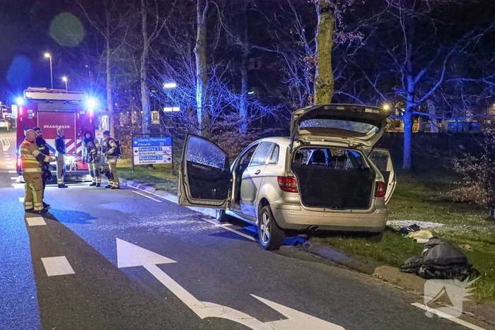 Auto vliegt in brand tijdens rijden