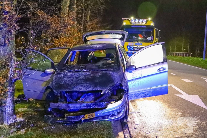 Auto vliegt in brand tijdens rijden