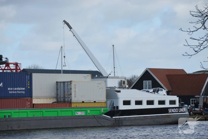 Containerschip vaart tegen brug Burgumerdaam
