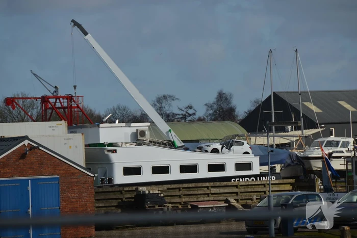 Containerschip vaart tegen brug Burgumerdaam