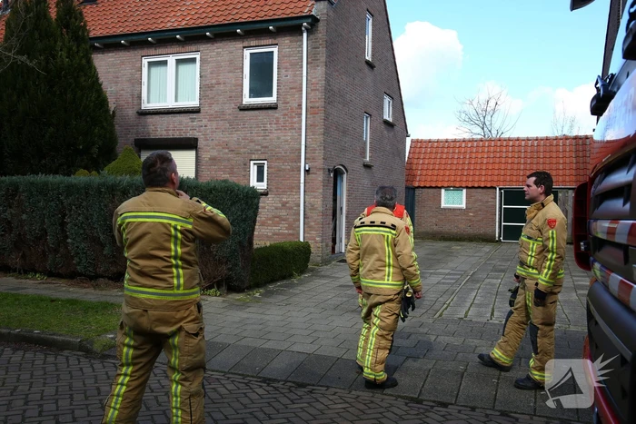 Brandweer en monteurs doen onderzoek naar gaslek