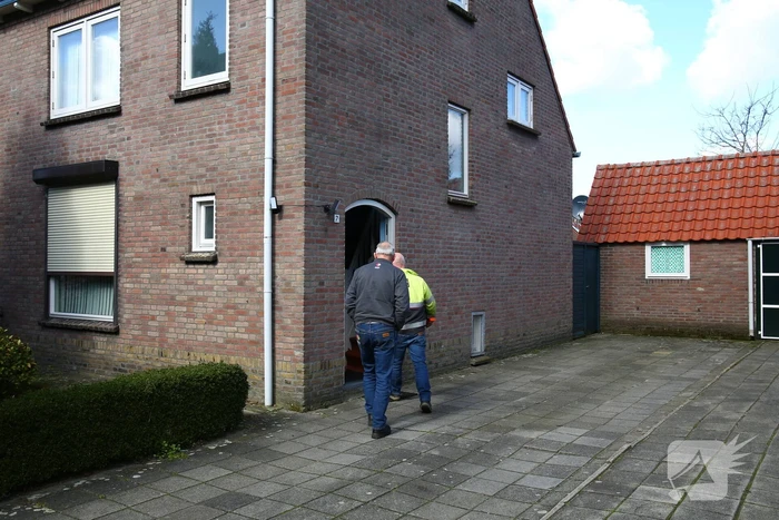 Brandweer en monteurs doen onderzoek naar gaslek