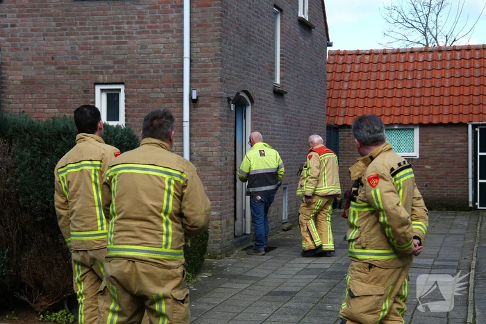 Brandweer en monteurs doen onderzoek naar gaslek