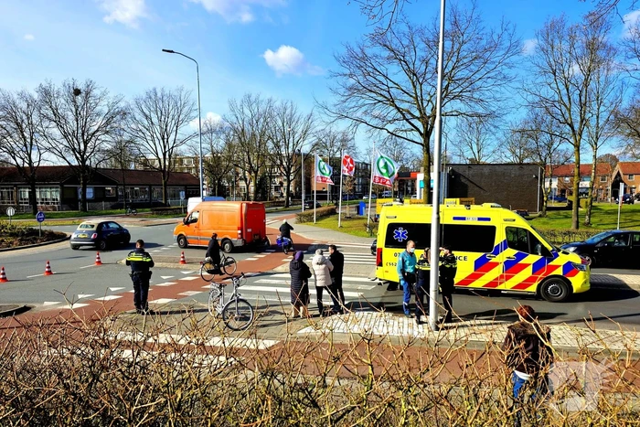 E-bike aangereden op rotonde door automobilist