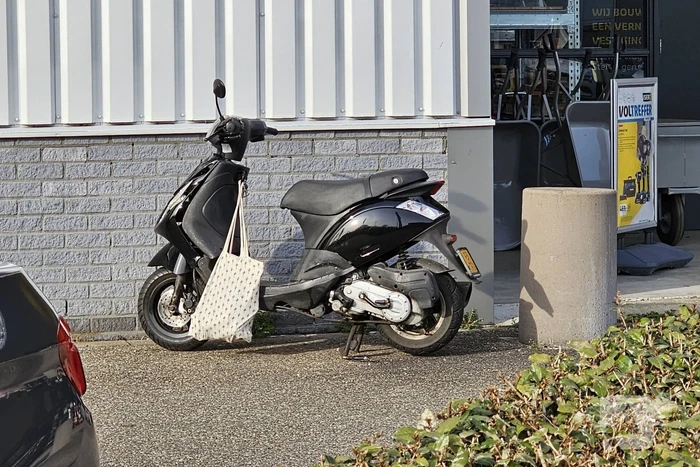 Scooter en bestelbus botsen