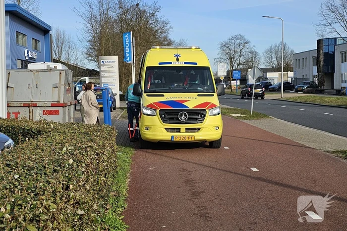 Scooter en bestelbus botsen