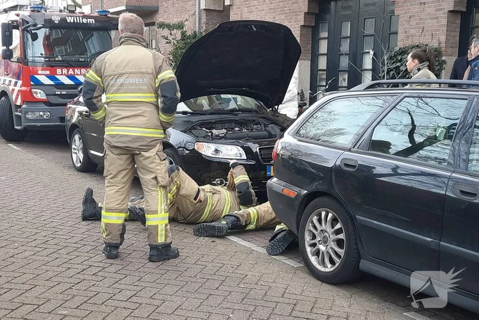 Brandweer bevrijdt kat uit motorcompartiment