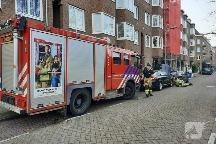 Brandweer bevrijdt kat uit motorcompartiment