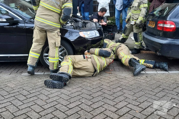 Brandweer bevrijdt kat uit motorcompartiment