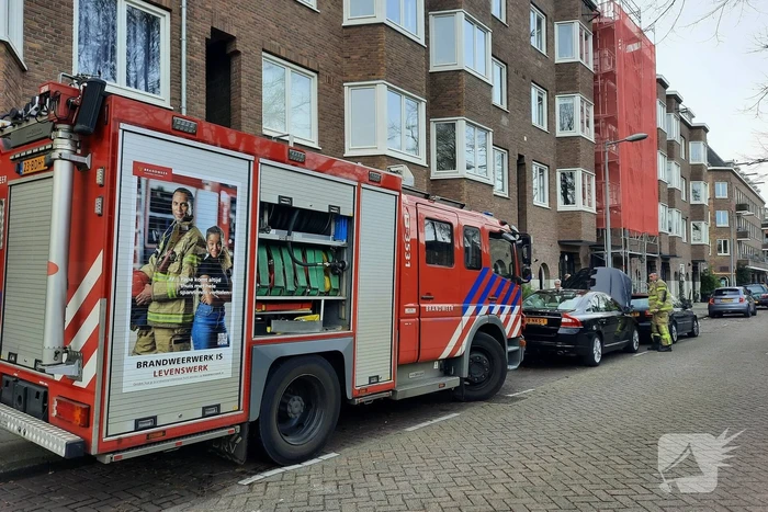 Brandweer bevrijdt kat uit motorcompartiment