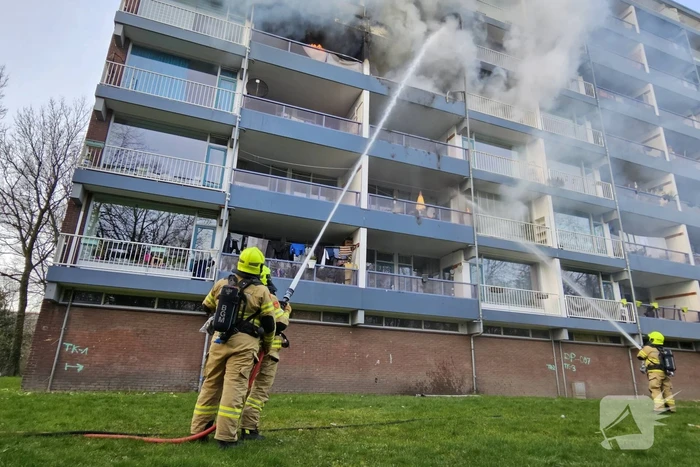 Zeer grote brand in flatwoning
