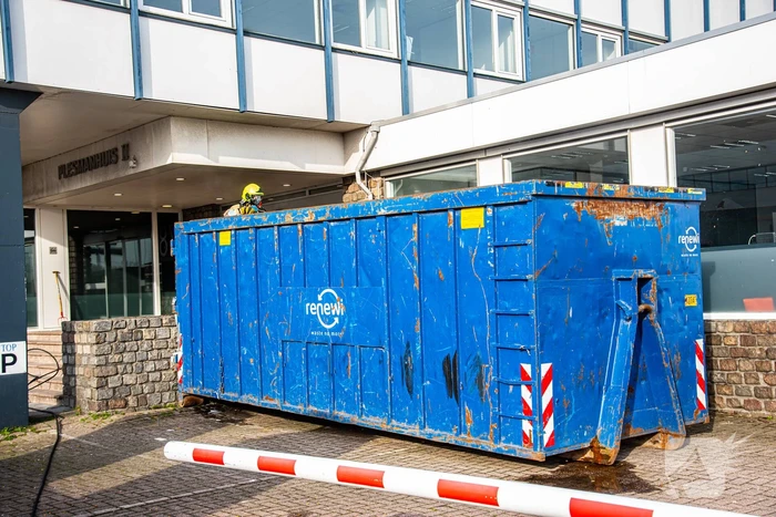 Brand in grote bouwcontainer