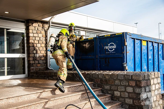 Brand in grote bouwcontainer