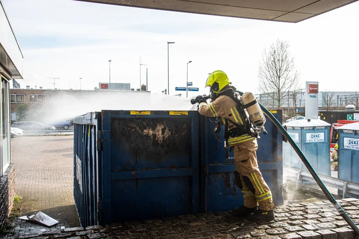 Brand in grote bouwcontainer