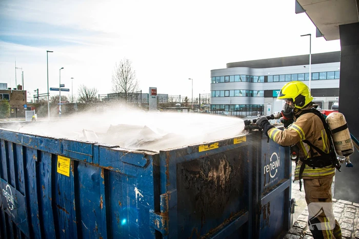 Brand in grote bouwcontainer
