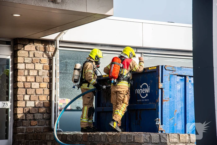 Brand in grote bouwcontainer