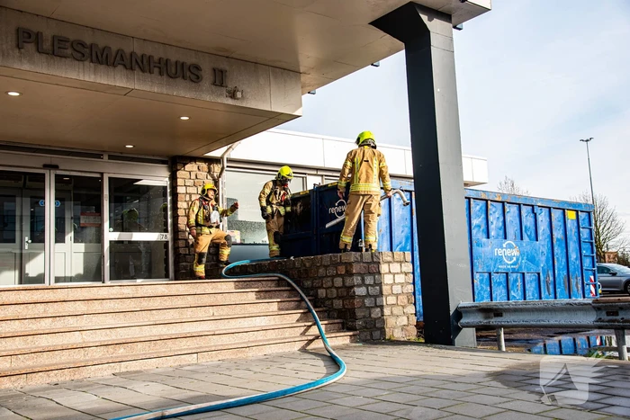 Brand in grote bouwcontainer