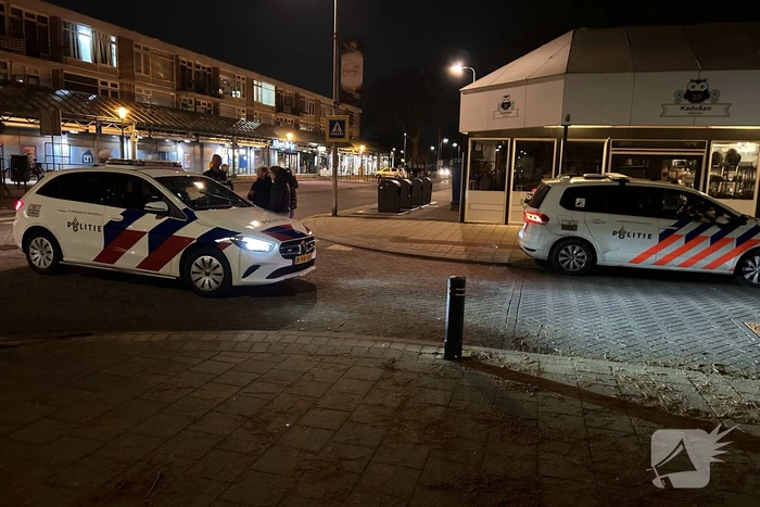 Persoon gewond na steekincident voor portiekwoning