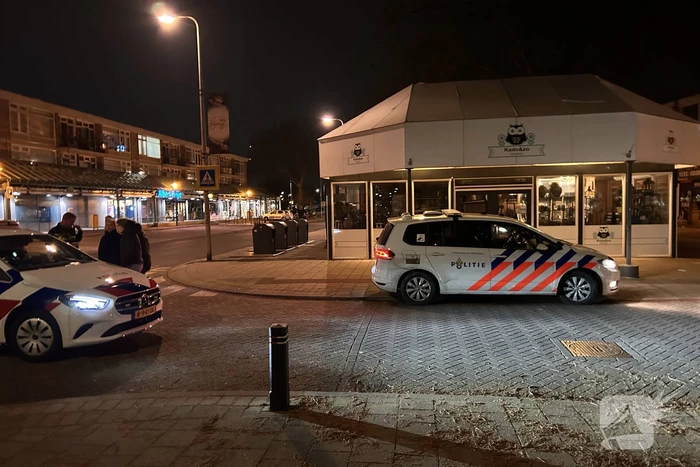 Persoon gewond na steekincident voor portiekwoning