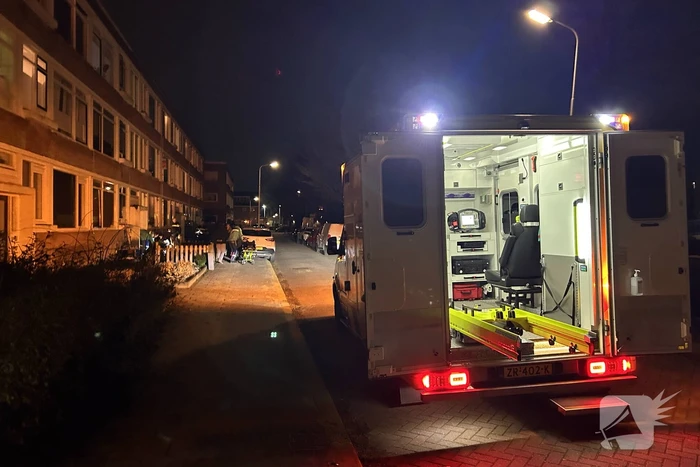 Persoon gewond na steekincident voor portiekwoning