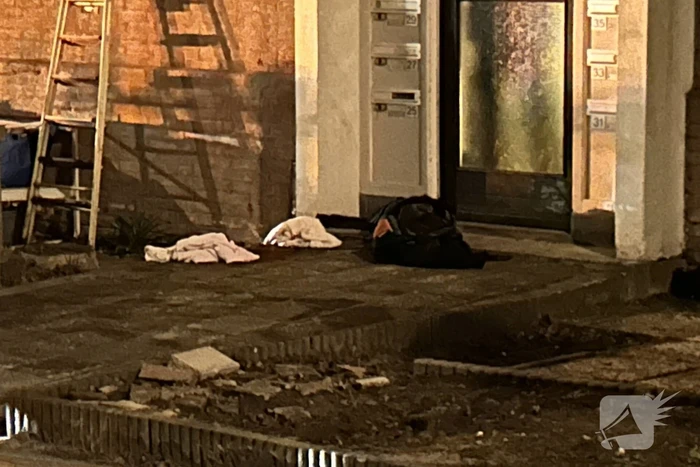 Persoon gewond na steekincident voor portiekwoning