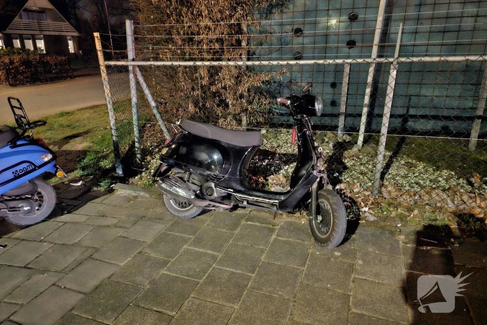 Schade na botsing tussen scooter en auto