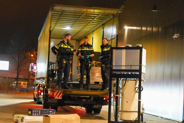 Man bekneld achterin trailer vrachtwagen