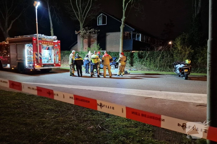 Twee gewonden bij frontale botsing tegen boom