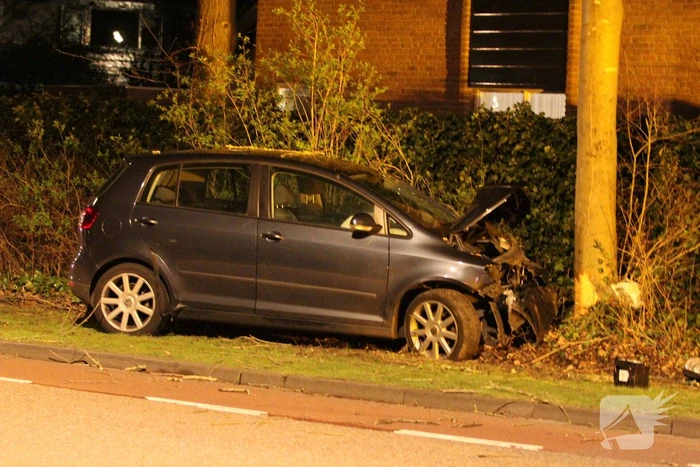 Twee gewonden bij frontale botsing tegen boom