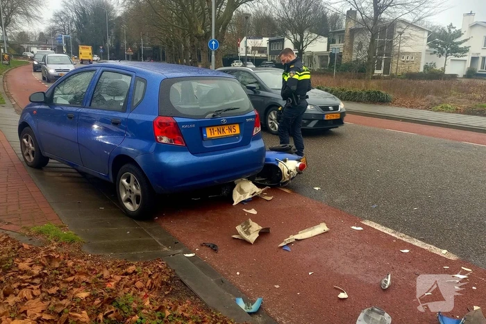 Scooter belandt onder personenwagen bij aanrijding