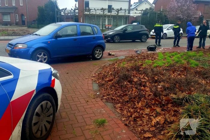 Scooter belandt onder personenwagen bij aanrijding