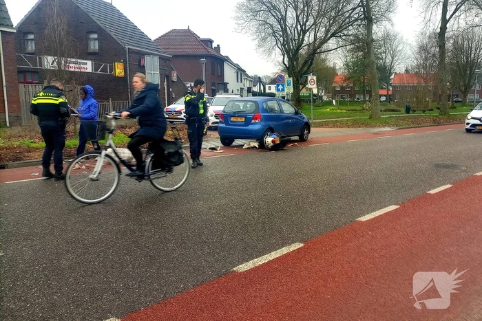 Scooter belandt onder personenwagen bij aanrijding