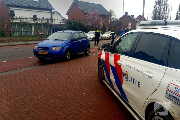 Scooter belandt onder personenwagen bij aanrijding