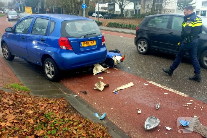Scooter belandt onder personenwagen bij aanrijding