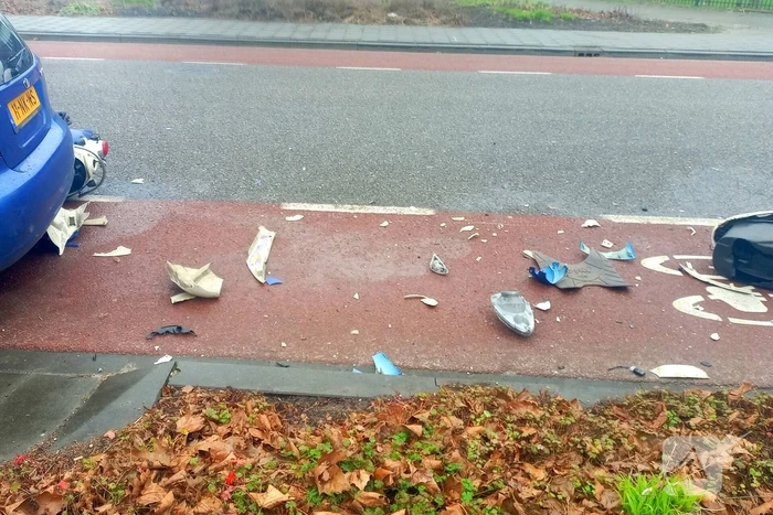 Scooter belandt onder personenwagen bij aanrijding