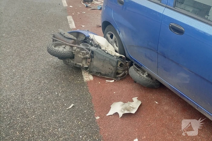 Scooter belandt onder personenwagen bij aanrijding