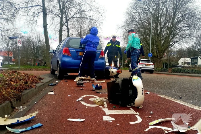 Scooter belandt onder personenwagen bij aanrijding