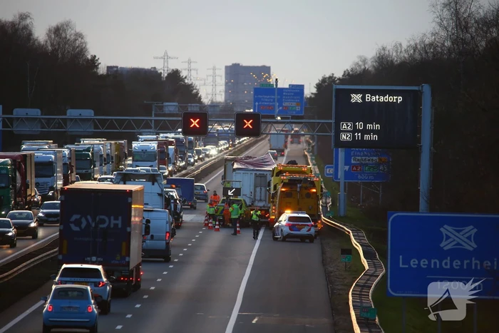 Vrachtwagen verliest slachtafval na ongeval, snelweg afgesloten
