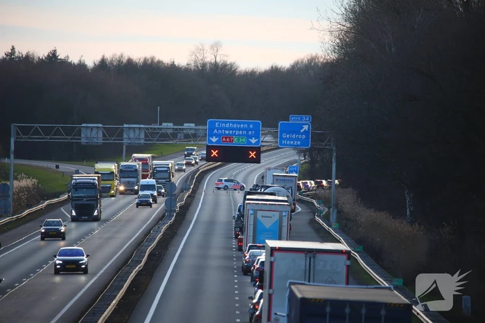 Vrachtwagen verliest slachtafval na ongeval, snelweg afgesloten