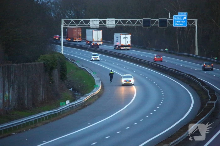 Vrachtwagen verliest slachtafval na ongeval, snelweg afgesloten