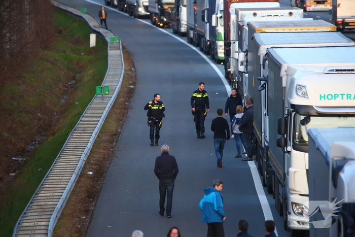 Vrachtwagen verliest slachtafval na ongeval, snelweg afgesloten